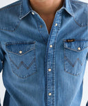 20027603_pe-2026-wrangler-112378393light-wash_3_p.jpg