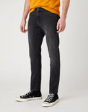 20630600_pe-2025-wrangler-112141216-larstonblack.jpg