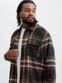 23845617_ai-2025-jackjones-12263999-bradley-olliemonks-robe_2_p.jpg