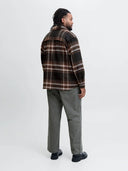 23845617_ai-2025-jackjones-12263999-bradley-olliemonks-robe_3_p.jpg