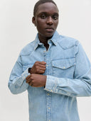 24220344_pe-2026-jackjones-12289219-westerndenim-light_1_p.jpg