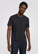 27108278_ai-2025-lee-112115058-pocket-teeblack.jpg