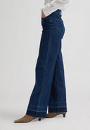29713454_pe-2026-lee-112376791-stella-l33holding-tight_2_p.jpg
