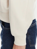 3646768_ai-2025-guess-w5yq07-kb681g9l9_4_p.jpg