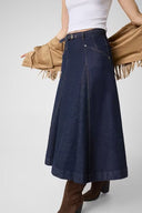 6537520_ai-2026-guess-w6yd03-d1348tcdl.jpg